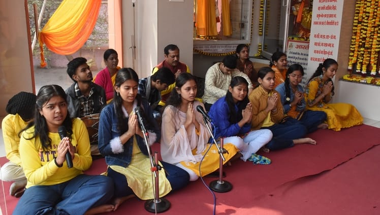 वसंत की वीणा पर गूंजा मां शारदे का स्वर