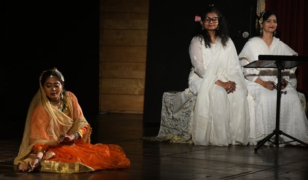 यूपी दिवस की पूर्व संध्या पर गोमती नगर स्थित बाैद्ध शोध संस्थान में शुक्रवार को सृजन शक्ति वेलफ