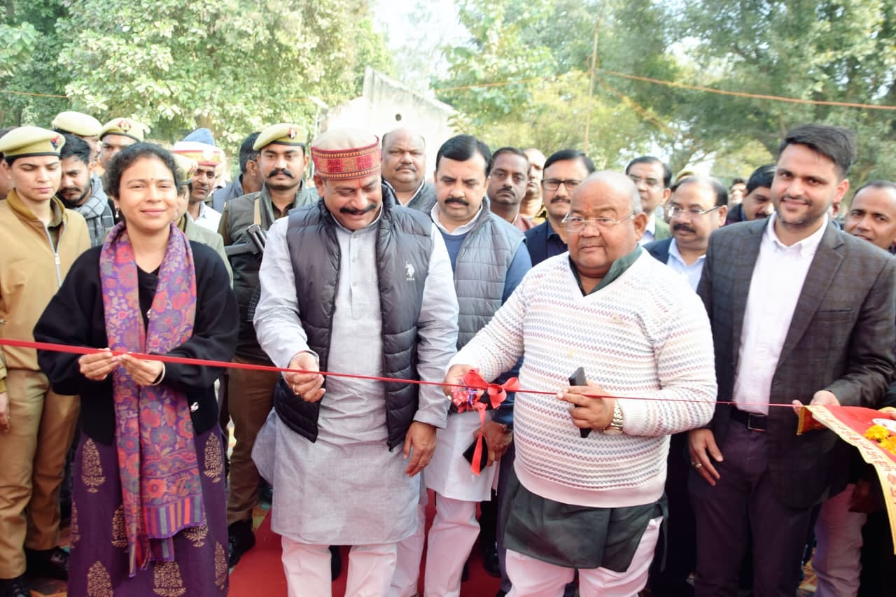 यूपी दिवस पर कार्यक्रम पेश करतीं छात्राएं। स्रोत : सूचना