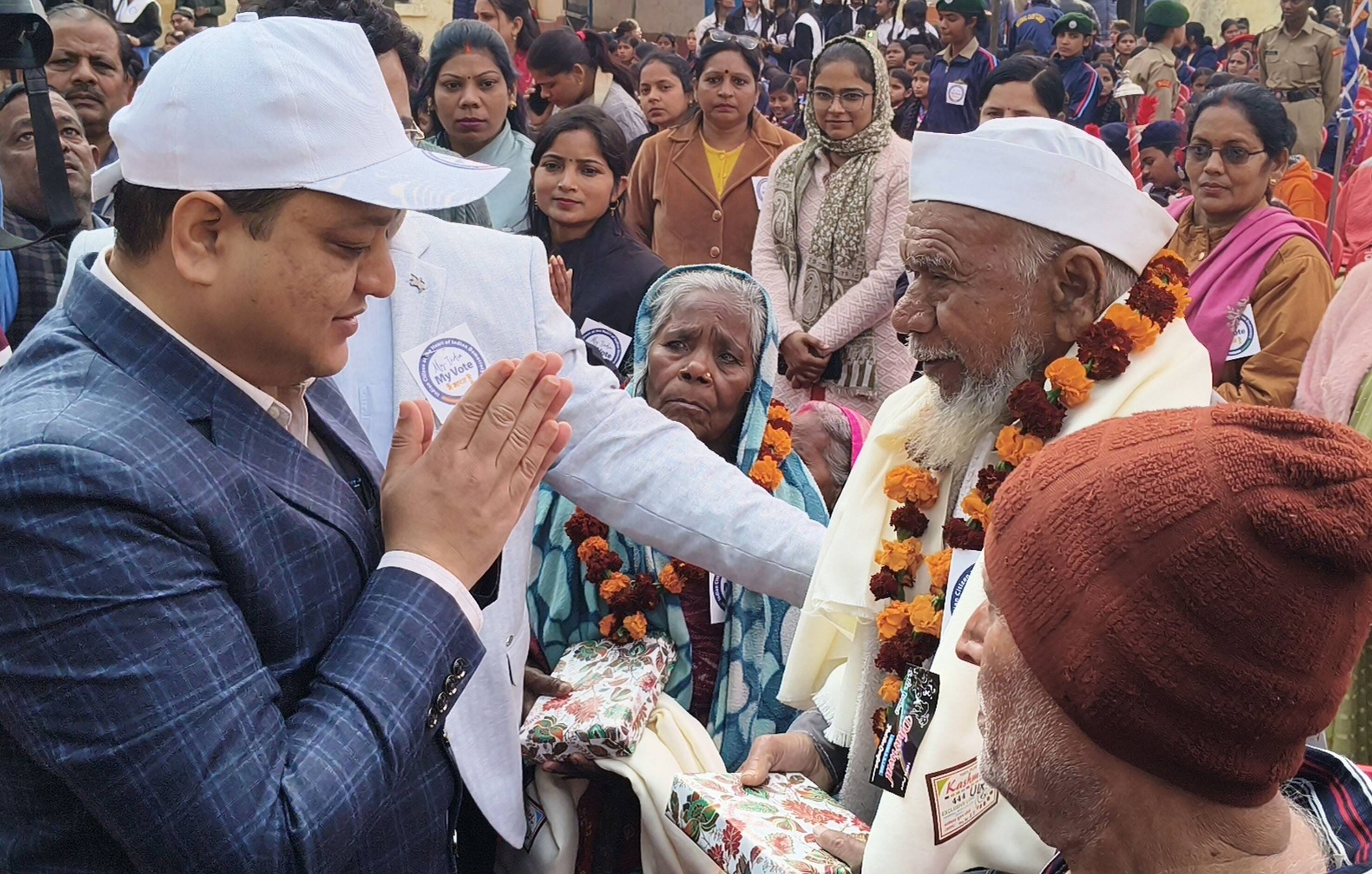 05-राष्ट्रीय मतदाता दिवस पर राजकीय इंटर कॉलेज के मैदान में बनाई गई मानव श्रृंखला में शामिल छात्