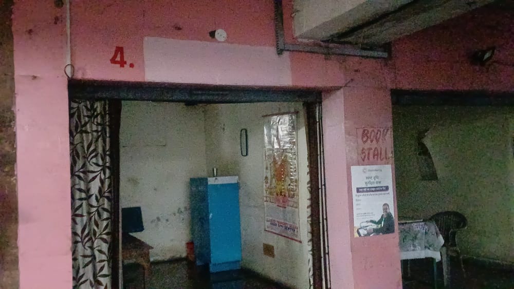 अंबाला छावनी बस अड्डे पर काउंटर नंबर सात और आठ के पास छत से टपक रहा पानी। संवाद