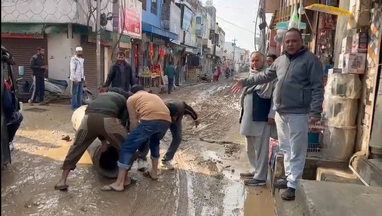 अंबाला छावनी के दयालबाग में बदहाल सड़क की जानकारी देते स्थानीय दुकानदार। संवाद