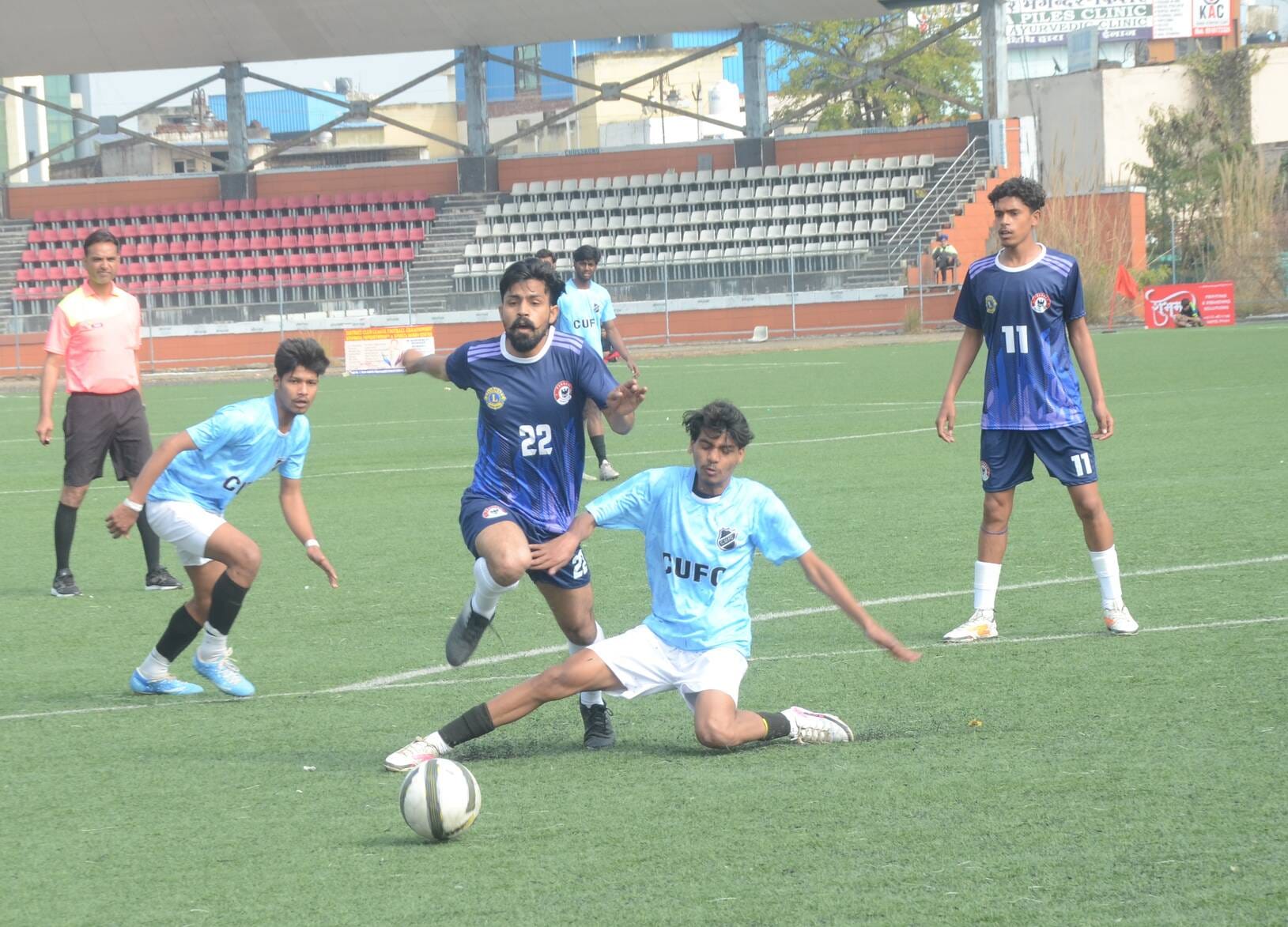 अंबाला छावनी के वार हीरो स्टेडियम में आयोजित फुटबाल मैच में भिड़ते सिटी युनाइटेड फुटबाल क्लब अ