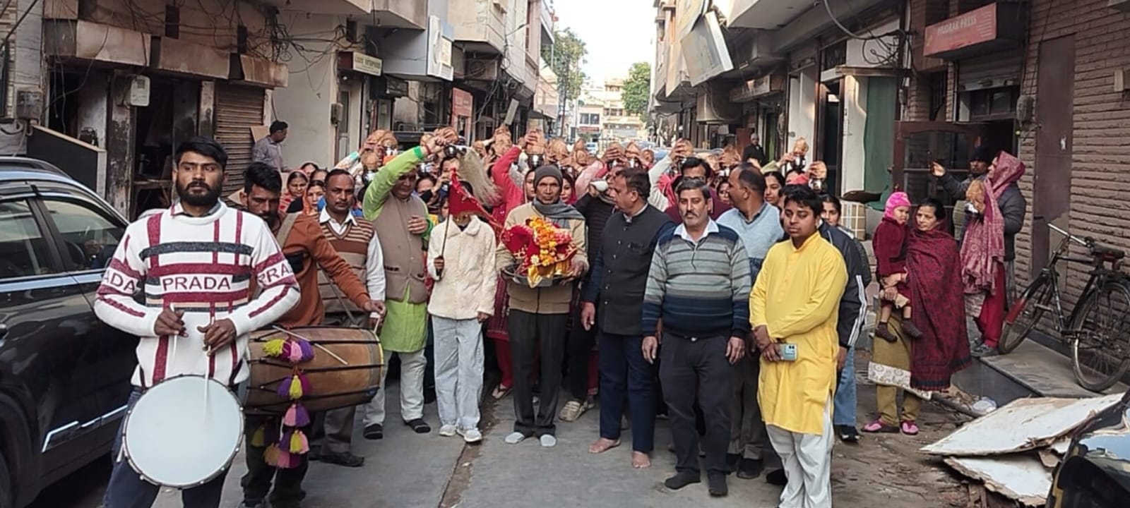 अंबाला छावनी में संगीतमय श्री विश्वकर्मा महापुराण कथा से पहले कलश यात्रा निकालते श्रद्धालु। संस