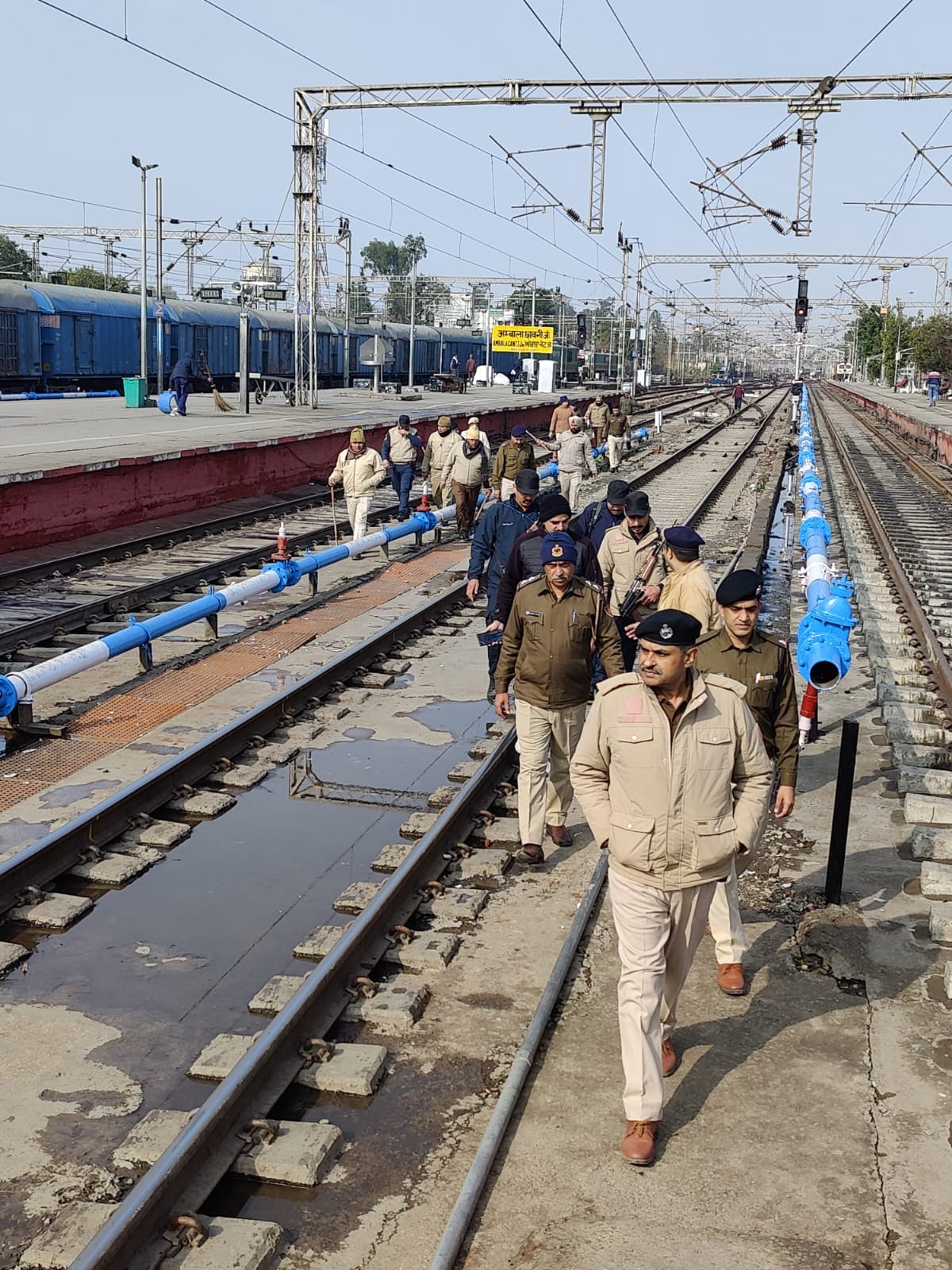 अंबाला कैंट रेलवे स्टेशन की पार्किंग में खड़े वाहनों की जांच करते सुरक्षा कर्मचारी। संवाद अंबाला कैंट रेलवे स्टेशन की पार्किंग में खड़े वाहनों की जांच करते सुरक्षा कर्मचारी। संवाद