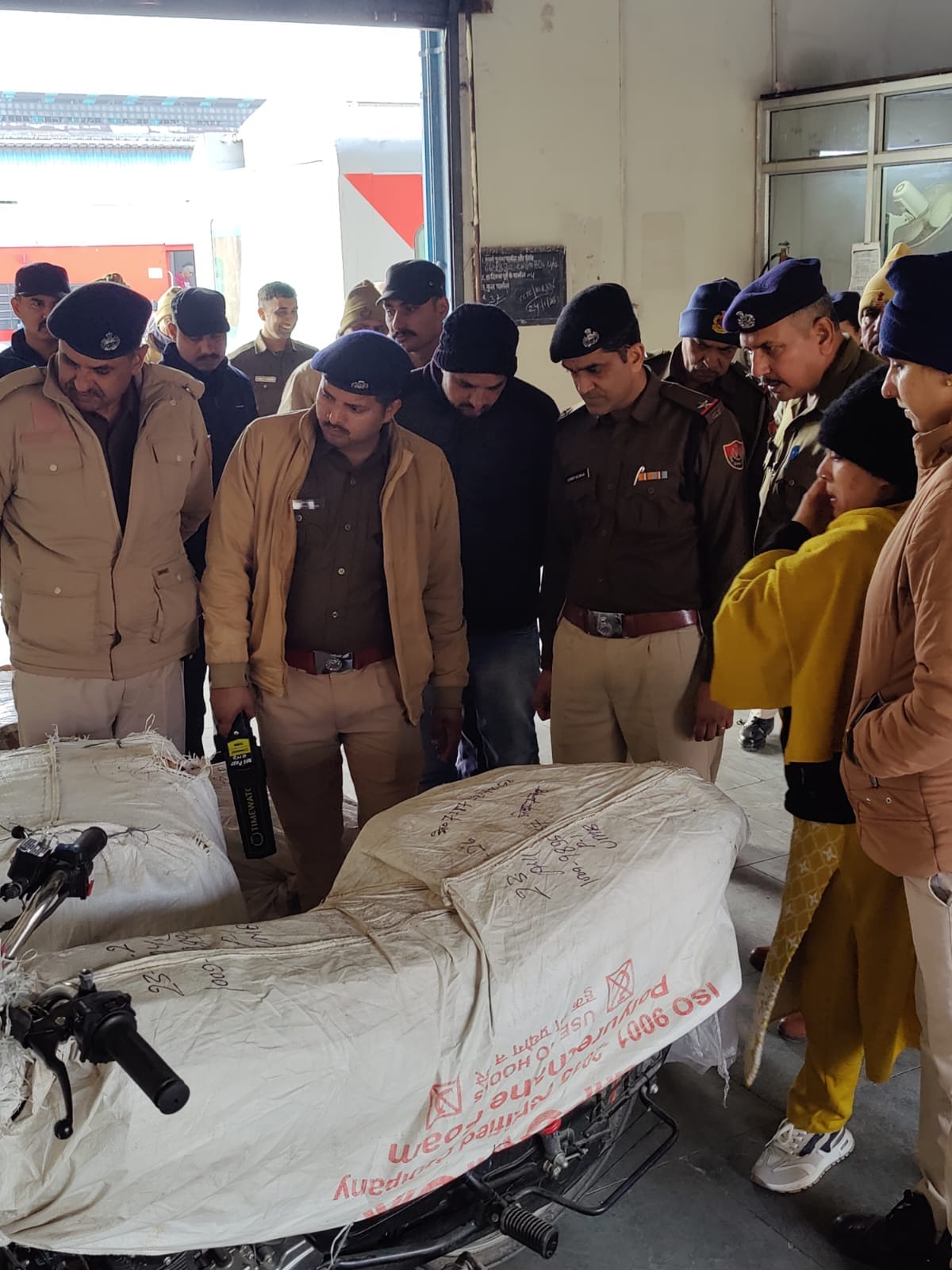अंबाला कैंट रेलवे स्टेशन की पार्किंग में खड़े वाहनों की जांच करते सुरक्षा कर्मचारी। संवाद अंबाला कैंट रेलवे स्टेशन की पार्किंग में खड़े वाहनों की जांच करते सुरक्षा कर्मचारी। संवाद