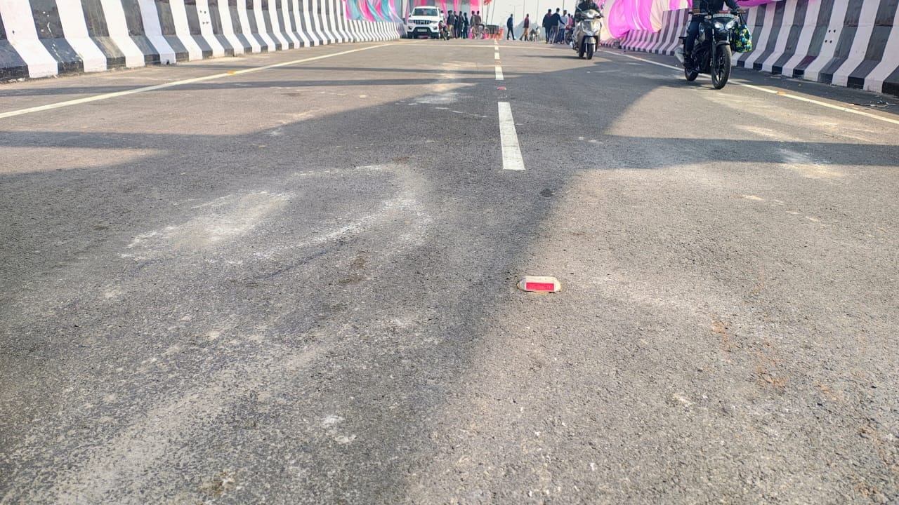 अफसरों से बात करते हुए डीएम दुर्गा शक्ति नागपाल। संवाद अफसरों से बात करते हुए डीएम दुर्गा शक्ति नागपाल। संवाद