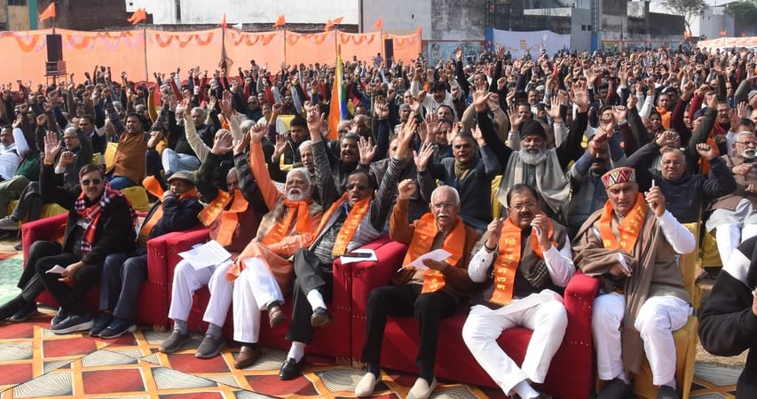 बीडी बाजोरिया इंटर कॉलेज मैदान पर आयोजित हिंदू सम्मेलन में भाग लेता हिंदू समाज