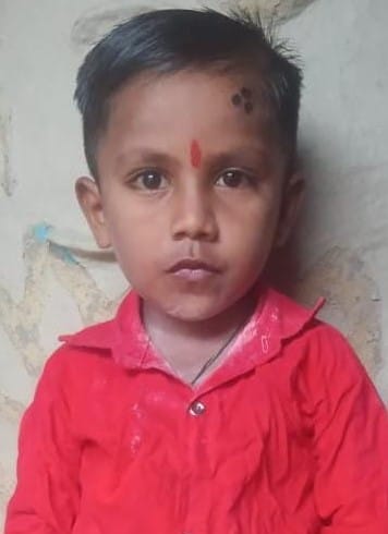 बंडा के चौराहे पर जाम लगाने का प्रयास कर रहे लोगों को समझाते पुलिसकर्मी। संवाद बंडा के चौराहे पर जाम लगाने का प्रयास कर रहे लोगों को समझाते पुलिसकर्मी। संवाद