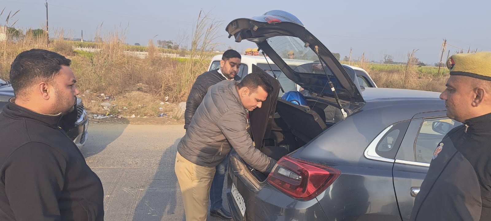 भीमकुंड तिराहे पर वाहनों की चेकिंग करती थाना पुलिस स्रोत संवाद