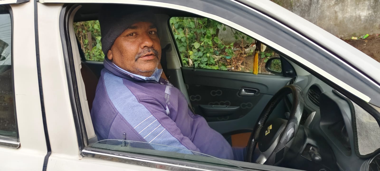 बिझड़ी से ऊखली धंगोटा सड़क पर समताना के पास क्षतिग्रस्त सड़क । संवाद