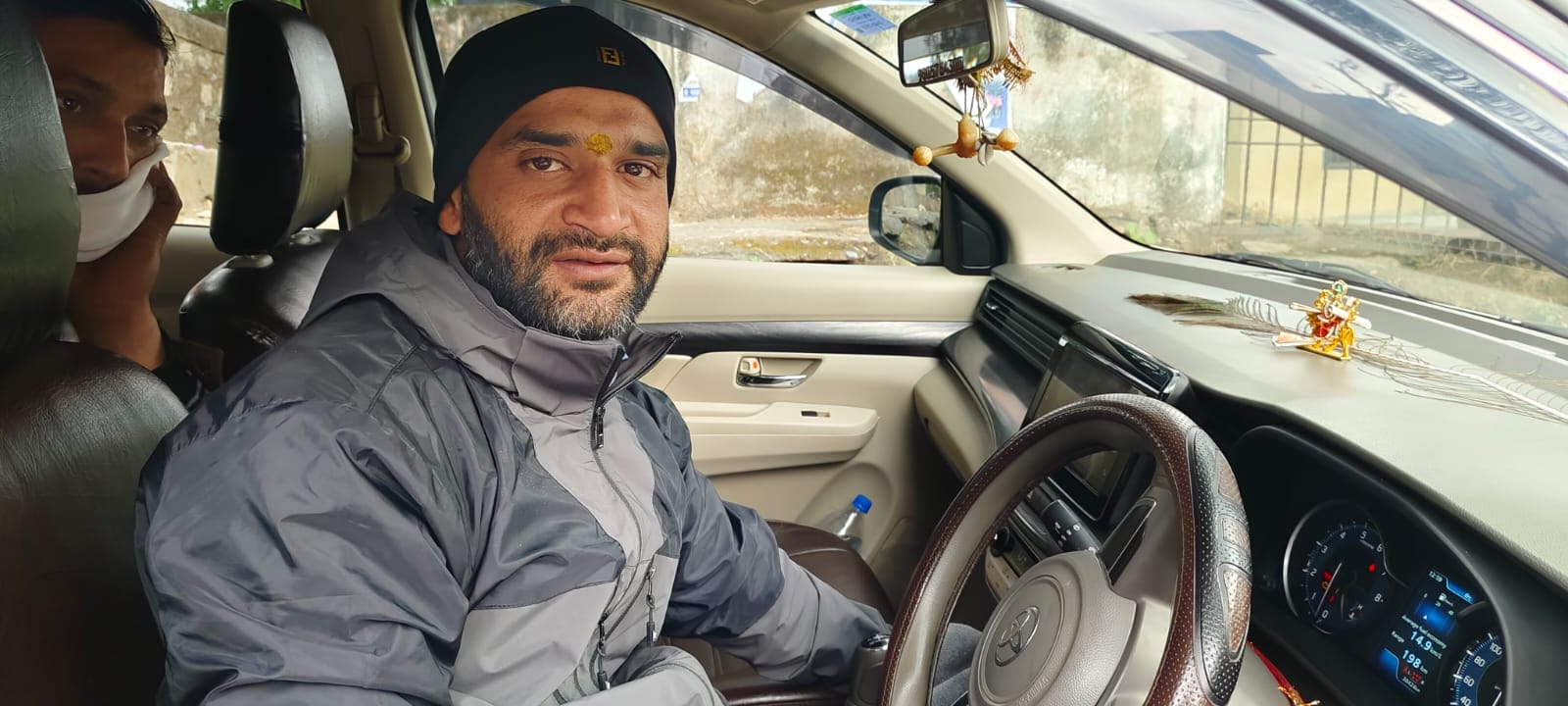 बिझड़ी से ऊखली धंगोटा सड़क पर समताना के पास क्षतिग्रस्त सड़क । संवाद