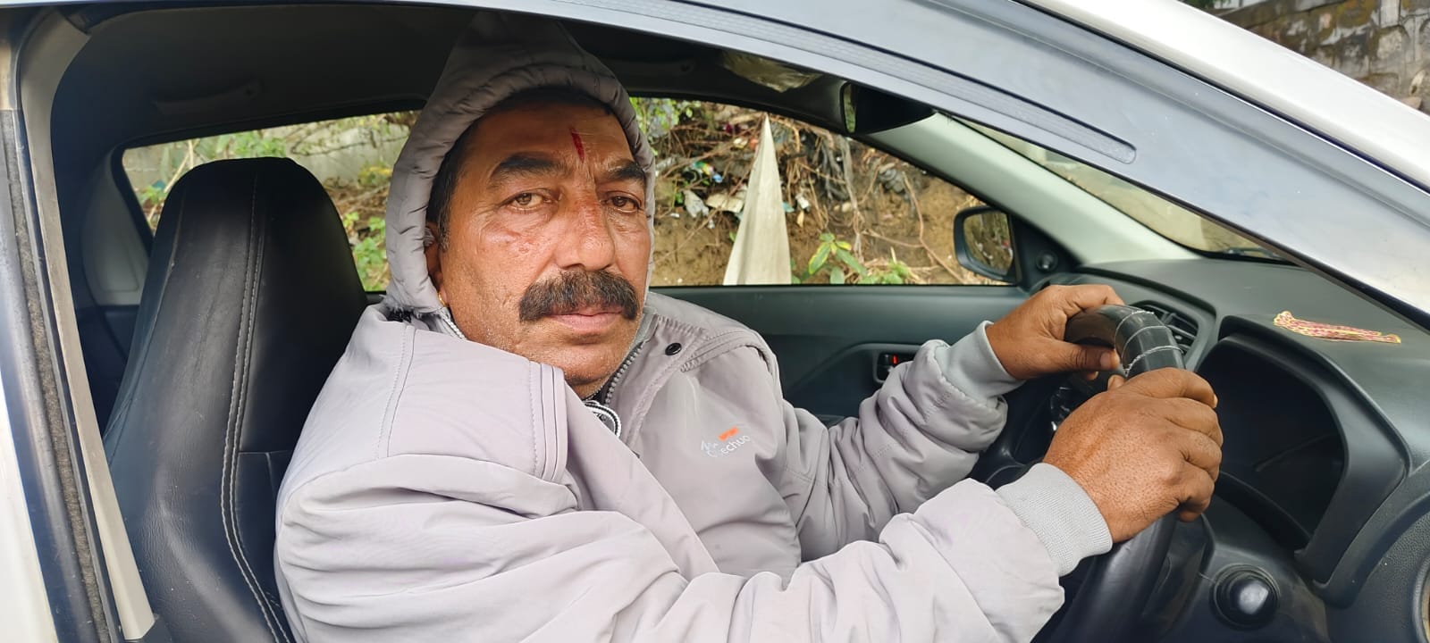 बिझड़ी से ऊखली धंगोटा सड़क पर समताना के पास क्षतिग्रस्त सड़क । संवाद