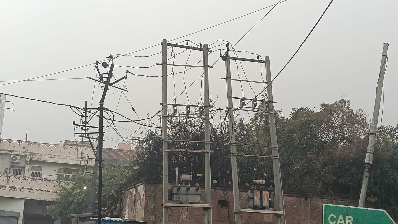 बस अड्डे के पीछे बने पार्क में टूटी पड़ी बेंच