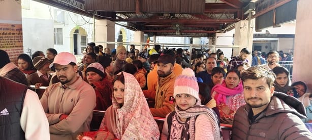 चामुंडा माता मंदिर में रविवार को उमड़ी भीड़। संवाद चामुंडा माता मंदिर में रविवार को उमड़ी भीड़। संवाद