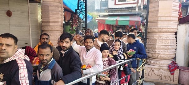 चामुंडा माता मंदिर में रविवार को उमड़ी भीड़। संवाद चामुंडा माता मंदिर में रविवार को उमड़ी भीड़। संवाद