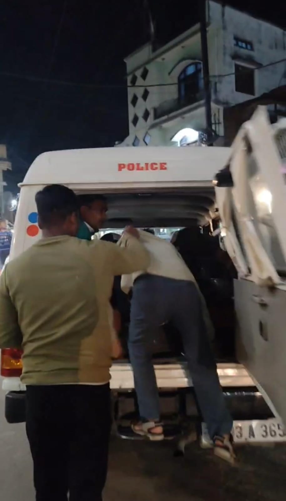 छतरपुर में खुलेआम शराबखोरी पर पुलिस सख्त, सिटी कोतवाली टीआई ने आधा दर्जन शराबियों को पकड़ा..