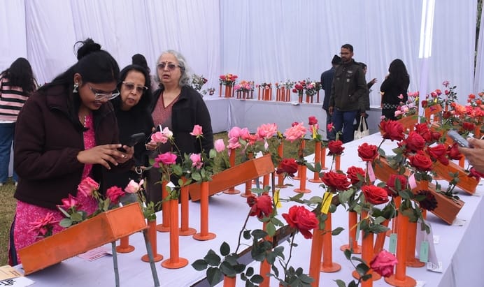 एनबीआरआई में खिले गुलाब, महके ग्लैडियोलस एनबीआरआई में खिले गुलाब, महके ग्लैडियोलस