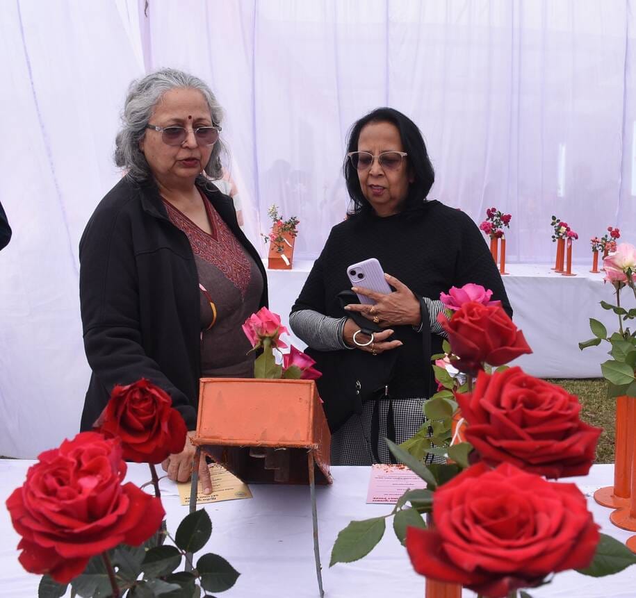 एनबीआरआई में खिले गुलाब, महके ग्लैडियोलस एनबीआरआई में खिले गुलाब, महके ग्लैडियोलस