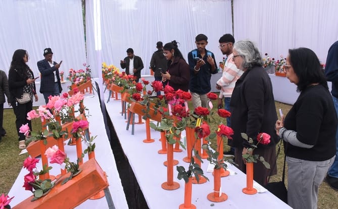 एनबीआरआई में खिले गुलाब, महके ग्लैडियोलस एनबीआरआई में खिले गुलाब, महके ग्लैडियोलस