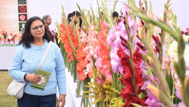 एनबीआरआई में खिले गुलाब, महके ग्लैडियोलस एनबीआरआई में खिले गुलाब, महके ग्लैडियोलस