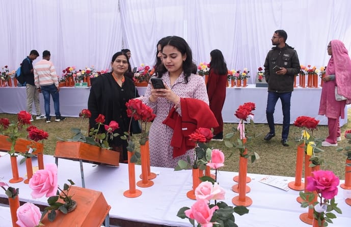 एनबीआरआई में खिले गुलाब, महके ग्लैडियोलस एनबीआरआई में खिले गुलाब, महके ग्लैडियोलस