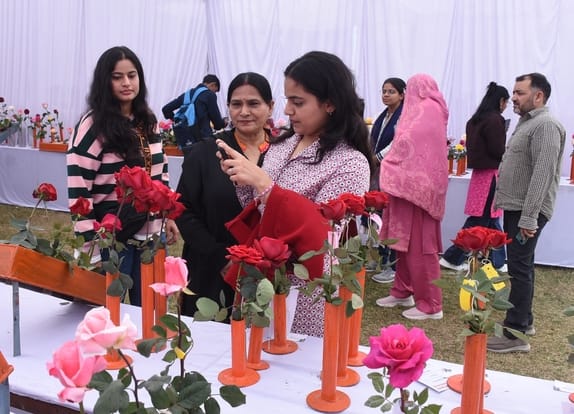 एनबीआरआई में खिले गुलाब, महके ग्लैडियोलस एनबीआरआई में खिले गुलाब, महके ग्लैडियोलस