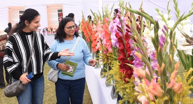 एनबीआरआई में खिले गुलाब, महके ग्लैडियोलस एनबीआरआई में खिले गुलाब, महके ग्लैडियोलस