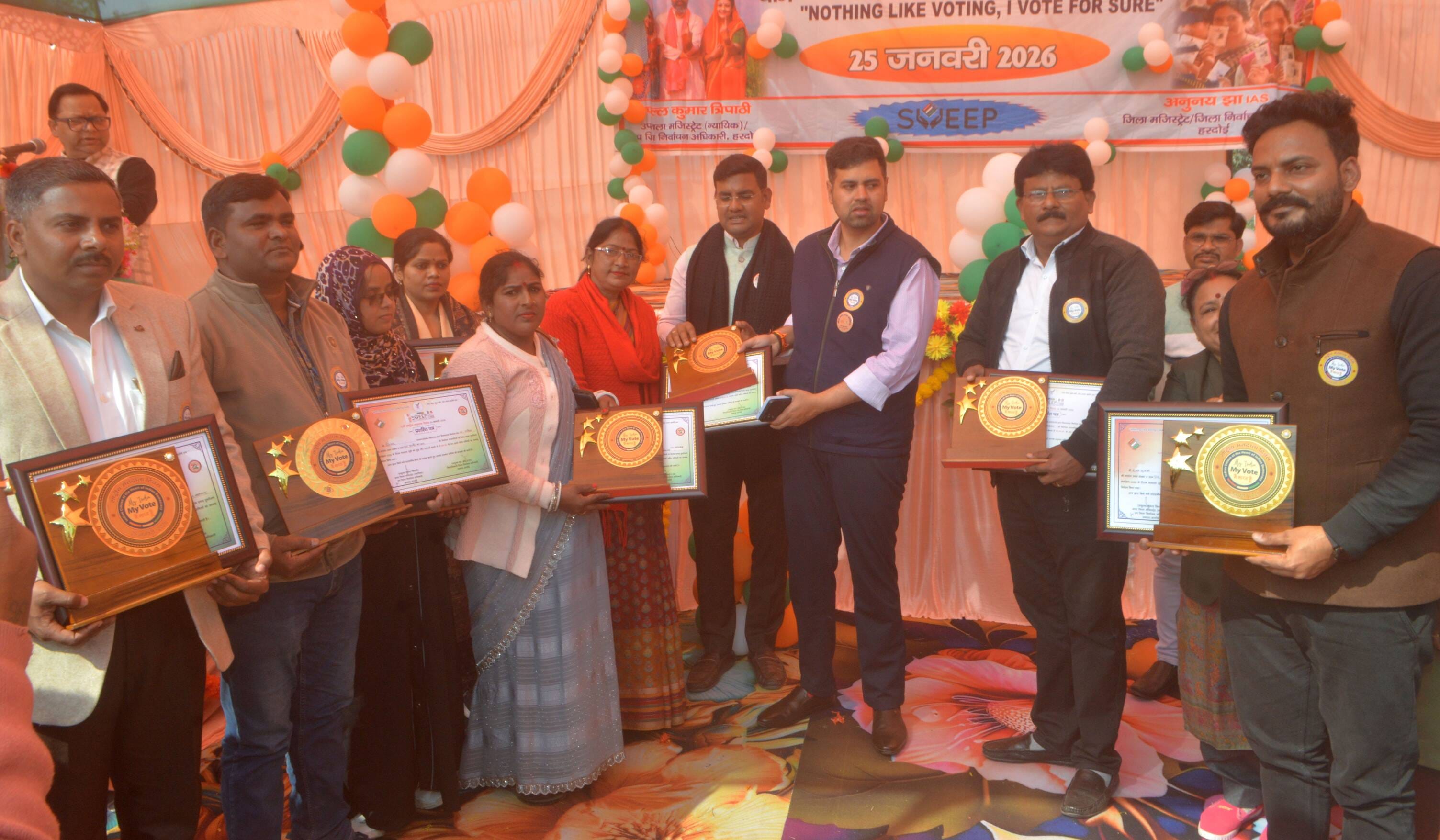 फोटो-02- राष्ट्रीय मतदाता दिवस पर जागरूकता रैली निकालते विद्यार्थी। संवाद