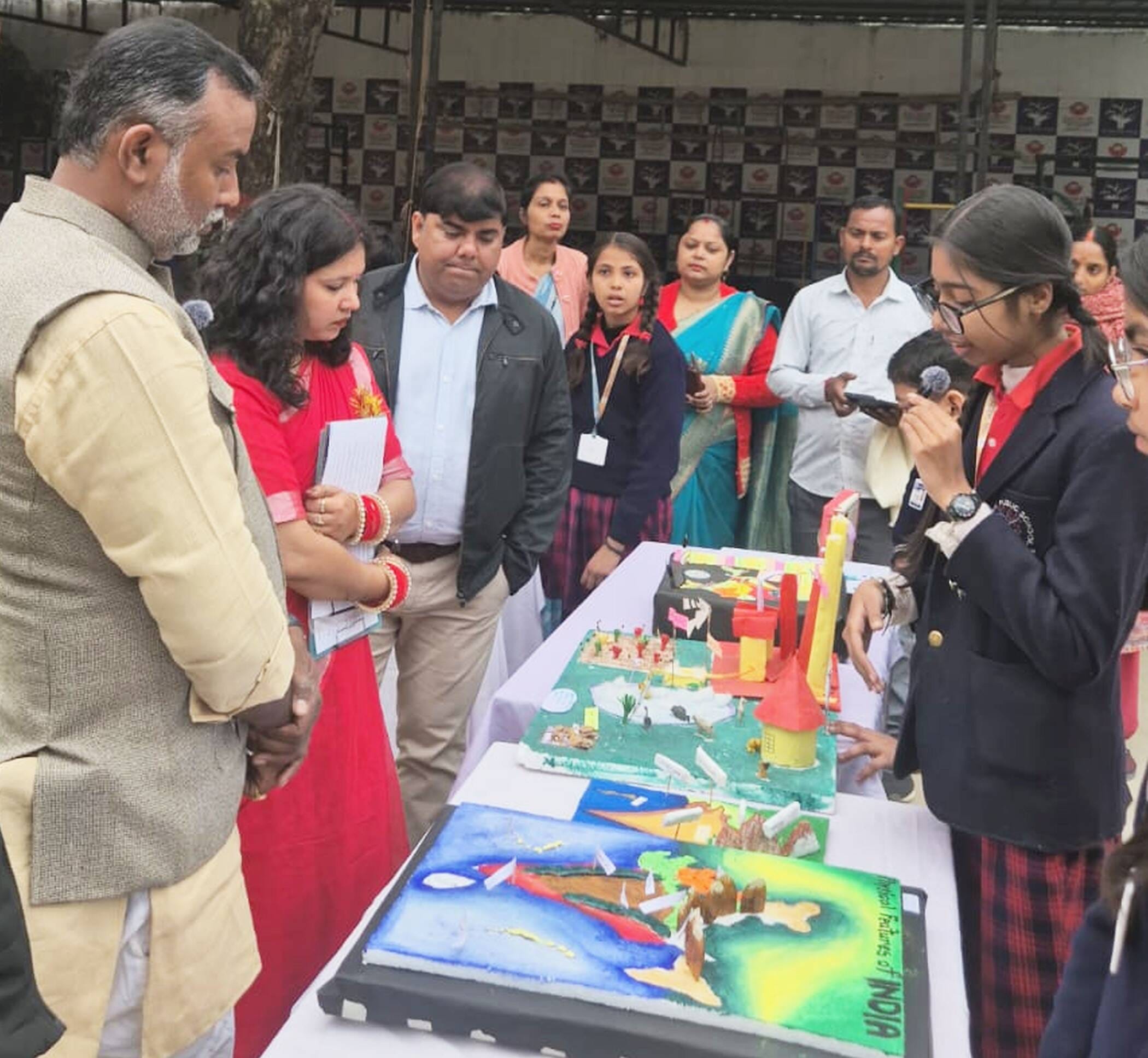 फोटो-12-अपने मॉडल की जानकारी देती छात्रा। स्रोत स्वयं फोटो-12-अपने मॉडल की जानकारी देती छात्रा। स्रोत स्वयं