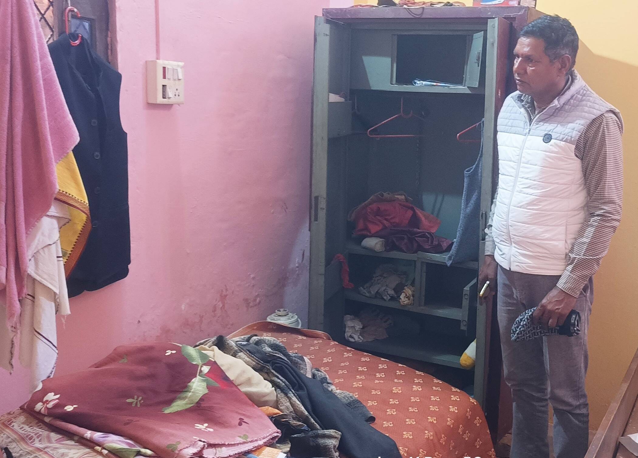 फोटो-14-चोरी के बाद खुली अलमारी के पास मौजूद शिक्षक। संवाद