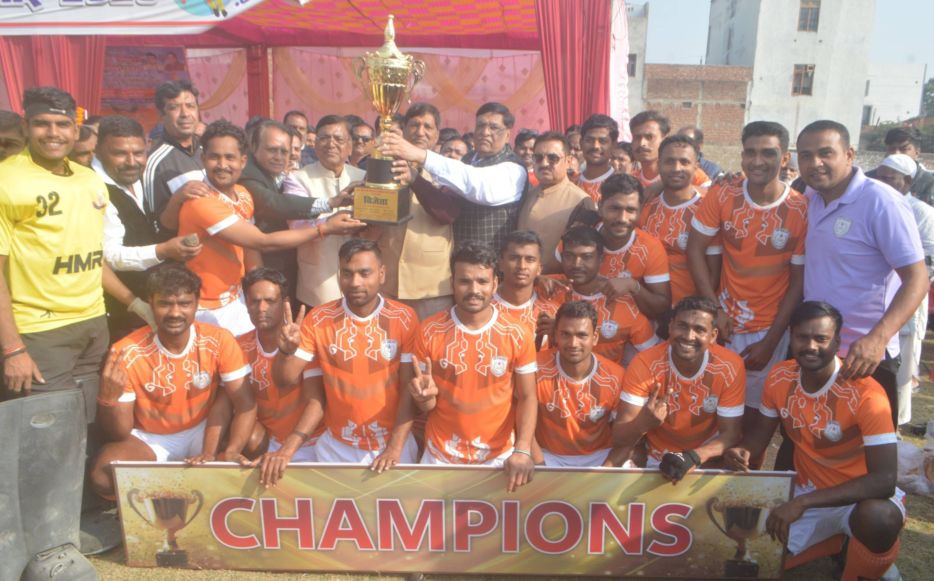 फोटो-18- प्रादेशिक हॉकी टूर्नामेंट के फाइनल में खिलाड़ियों से परिचय प्राप्त करते आबकारी मंत्री 