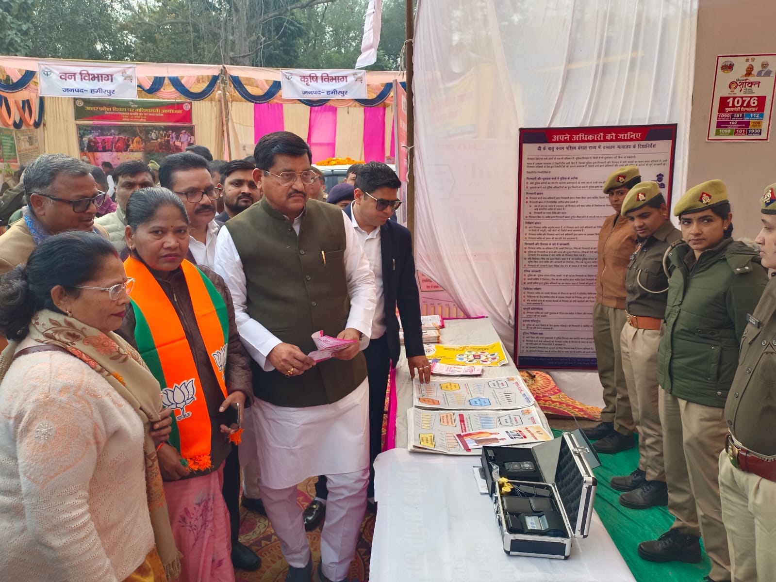 फोटो 24 एचएएमपी 31- समूह की महिलाओं को 90 लाख का डेमो चेक सौंपते जलशक्ति मंत्री रामकेश निषाद। स