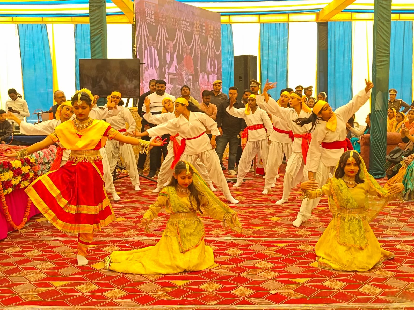 फोटो 24 एचएएमपी 31- समूह की महिलाओं को 90 लाख का डेमो चेक सौंपते जलशक्ति मंत्री रामकेश निषाद। स