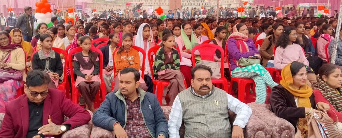 फोटो 24 एमएएचपी 15 परिचय-कार्यक्रम में स्वयं सहायता समूह की महिलाओं को डेमो चेक देते प्रभारी मं