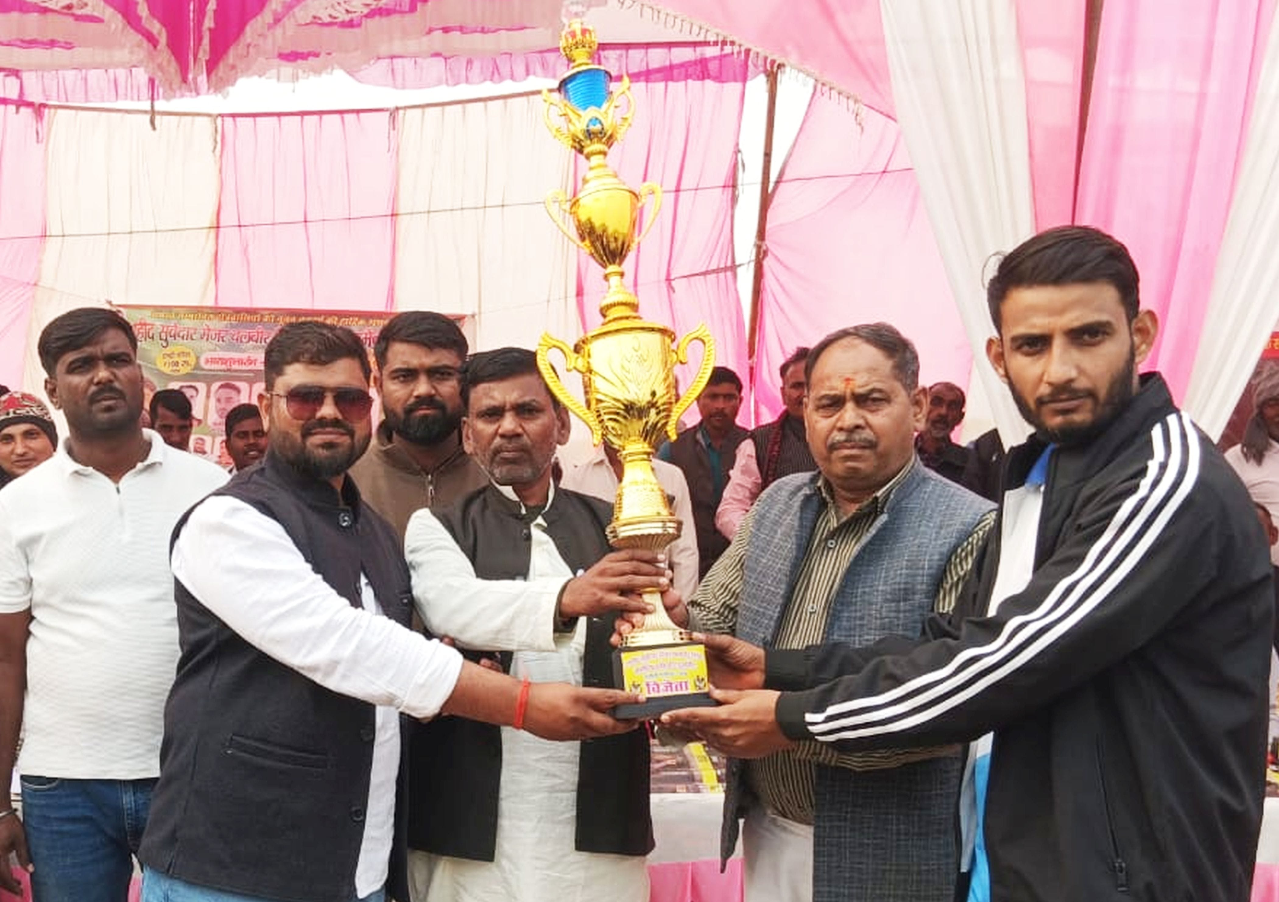 फोटो-30-गगौली में आयोजित टूर्नामेंट में विजेता टीम खोटिला को ट्राफी देते टूर्नामेंट आयोजक संदीप