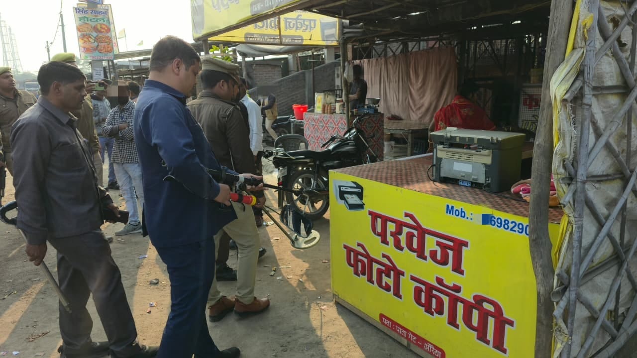 फोटो-30- दिबियापुर स्थित दुकान की जांच करती पुलिस। स्रोत पुलिस