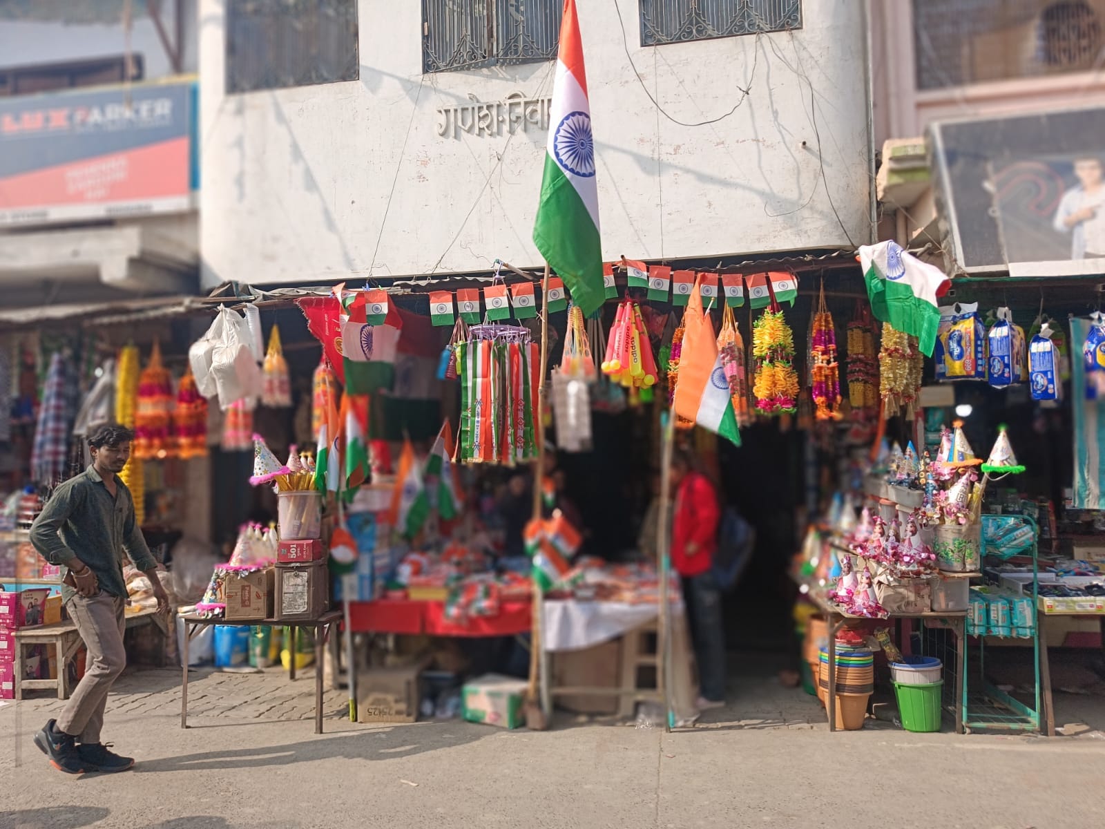 फोटो-30- दिबियापुर स्थित दुकान की जांच करती पुलिस। स्रोत पुलिस