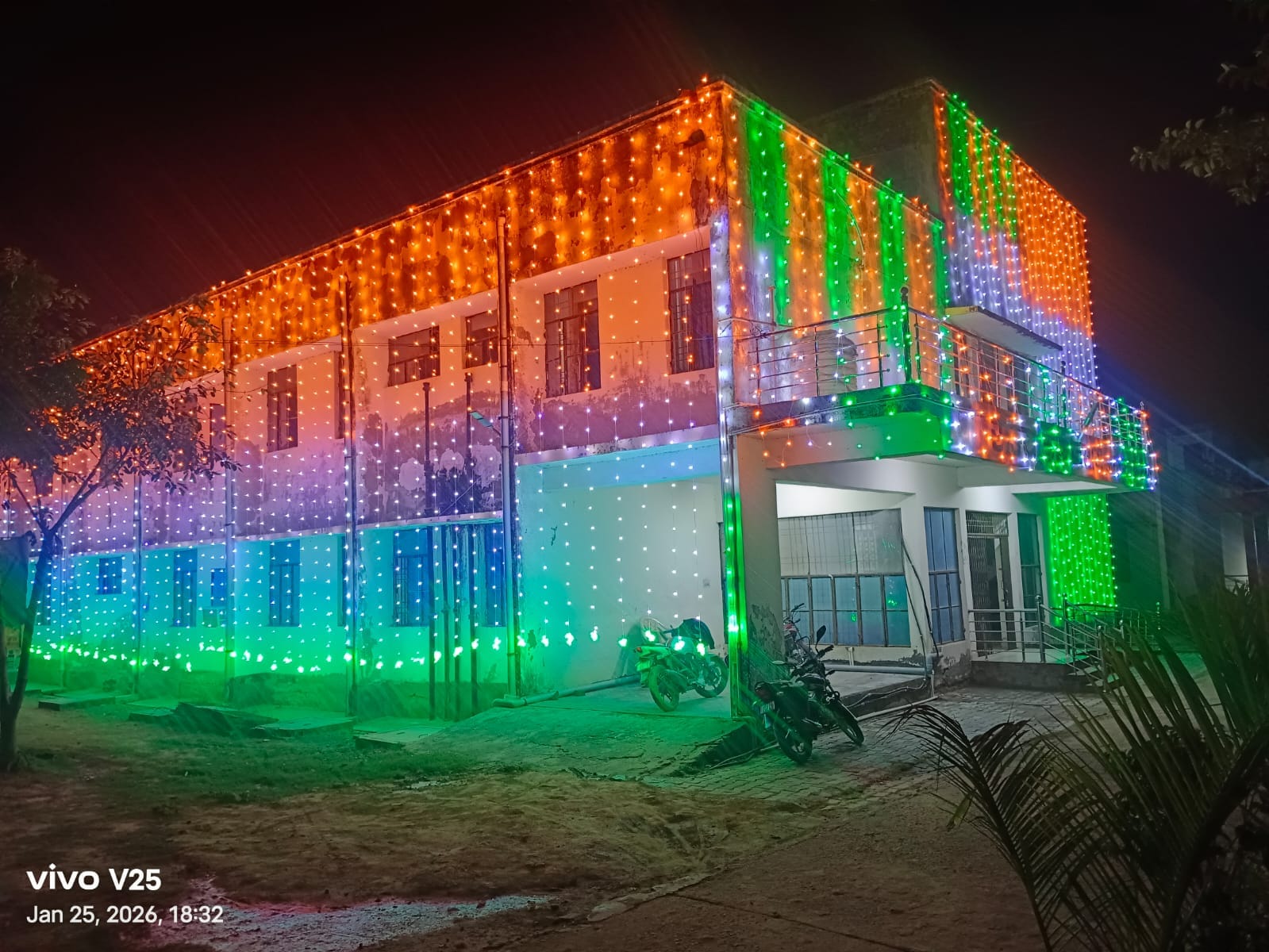 फोटो-30- दिबियापुर स्थित दुकान की जांच करती पुलिस। स्रोत पुलिस