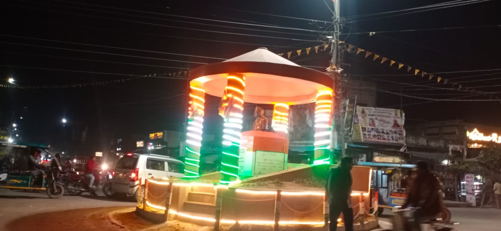 फोटो-30- दिबियापुर स्थित दुकान की जांच करती पुलिस। स्रोत पुलिस