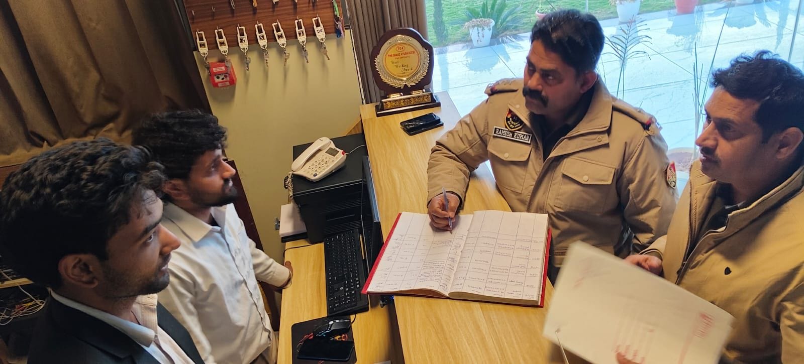 फोटो संख्या:76- दुलाेठ नाके पर तैनात पुलिस कर्मचारी