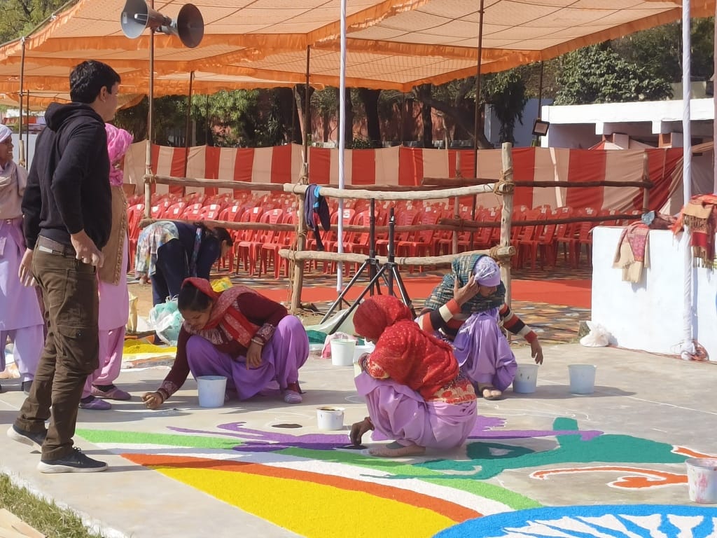 फोटो संख्या:76- दुलाेठ नाके पर तैनात पुलिस कर्मचारी