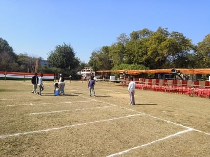 फोटो संख्या:76- दुलाेठ नाके पर तैनात पुलिस कर्मचारी