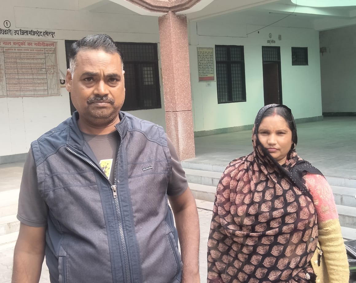 फोटो24एचएएमपी 28- सुनवाई करते नायब तहसीलदार।   संवाद