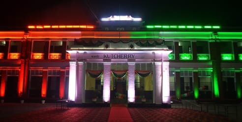 गणतंत्र दिवस की पूर्व संध्या पर लाइटों से जगमगाता नगर निगम कार्यालय। संवाद