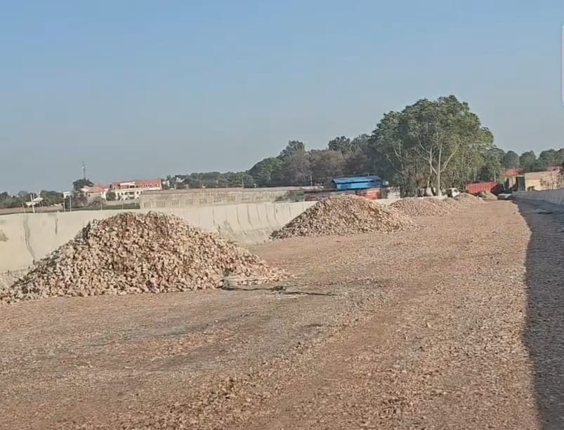 गांव जमालपुर फाटक पर बन रहे ओवरब्रिज का निर्माण अटका। ग्रामीण गांव जमालपुर फाटक पर बन रहे ओवरब्रिज का निर्माण अटका। ग्रामीण