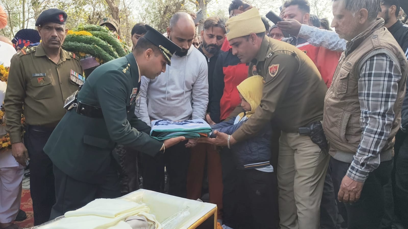 गांव शेरपुर में बलिदानी सुधीर नरवाल के शव को चुमती पत्नी रूबी। संवाद