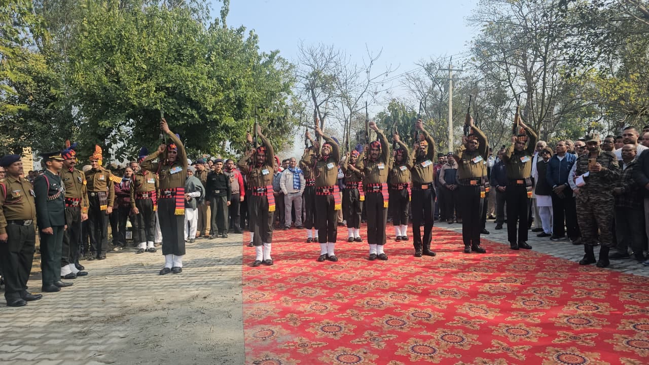 गांव शेरपुर में बलिदानी सुधीर नरवाल के शव को चुमती पत्नी रूबी। संवाद