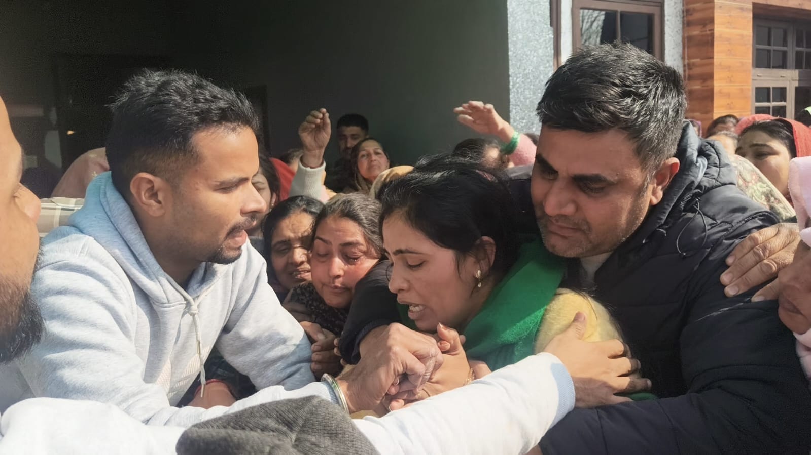 गांव शेरपुर में बलिदानी सुधीर नरवाल के शव को चुमती पत्नी रूबी। संवाद