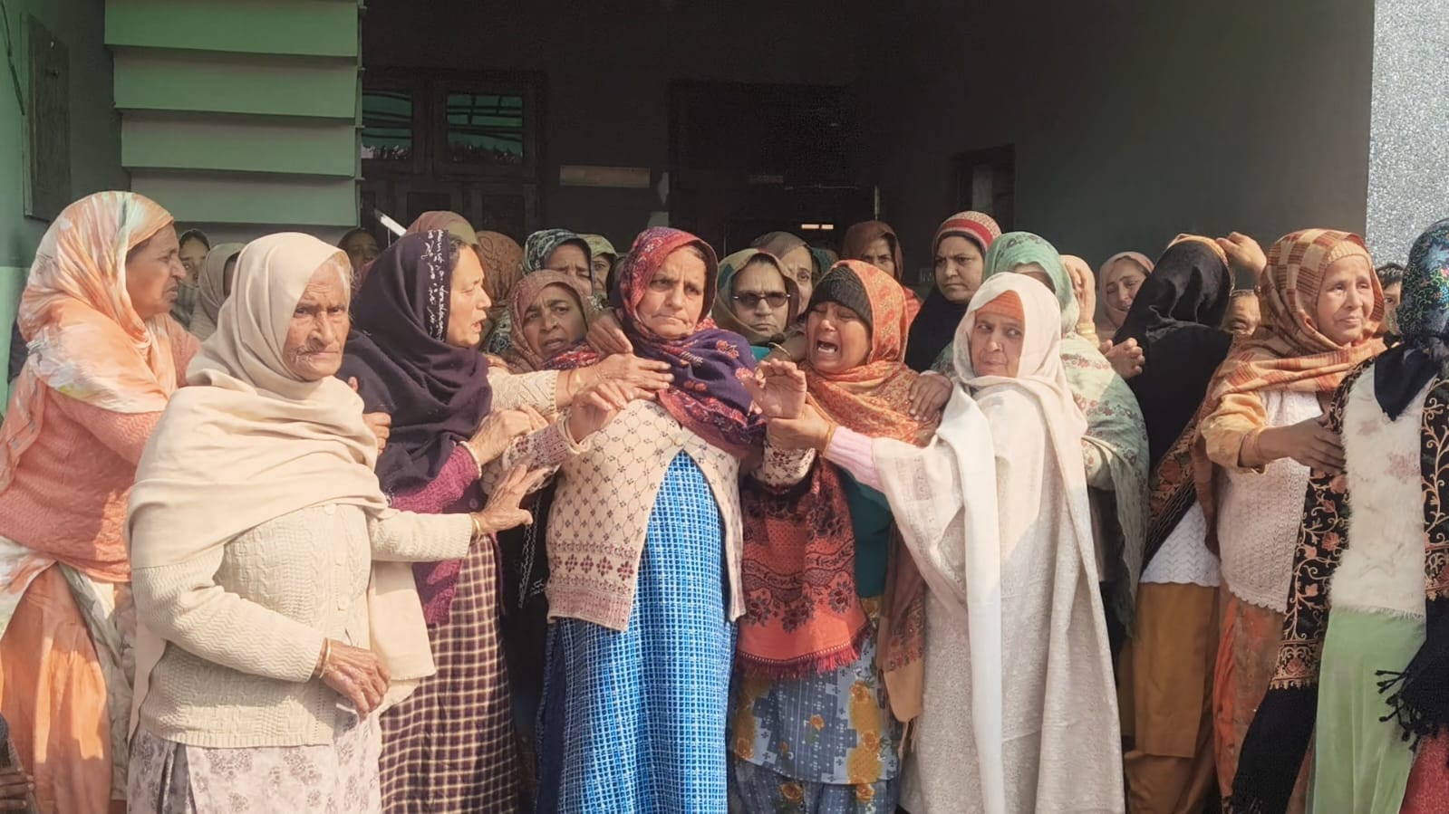 गांव शेरपुर में बलिदानी सुधीर नरवाल के शव को चुमती पत्नी रूबी। संवाद